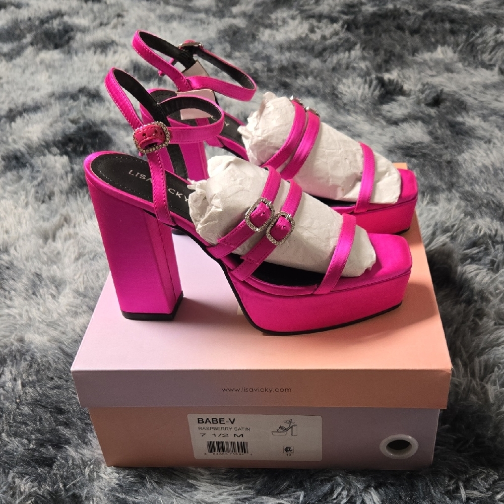 Lisa Vicky Platform Heels Size 7.5. New In Box.